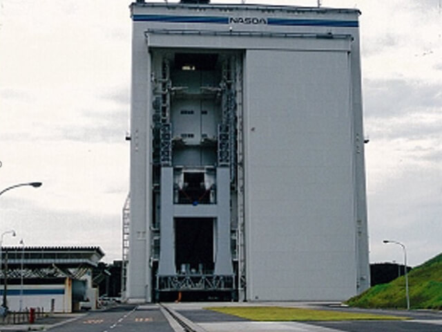 Large rocket assembly building (VAB) 28m wide ×68m high × 2.8m thick